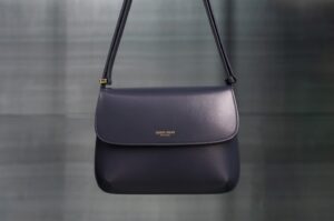 Authentifier an Armani bag